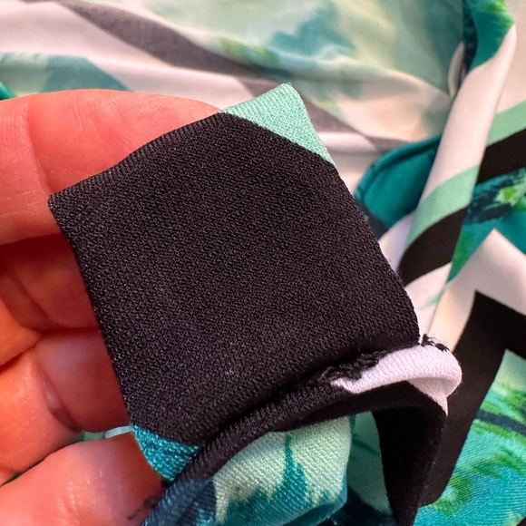 Calvin Klein Teal Black Green Geometric Sleeveless Poly Spandex Blouse Size M - Picture 9 of 9